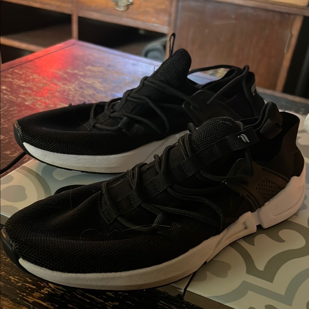 Skechers Black and White Athletic Sneakers with Retro-Modern Style